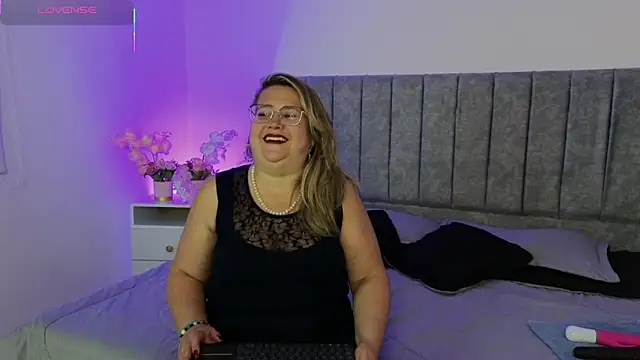 Snapshot of CurvyRosse_ chatting on November 2025 03:43:01 AM CurvyRosse online show from November 2025 03:43:01 AM