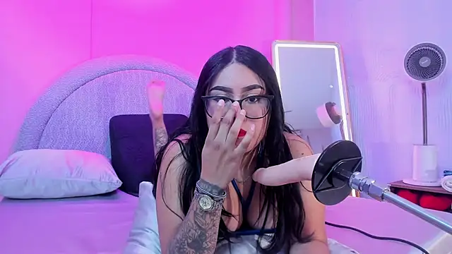 Amy whittee online show from November 2025 07:30:01 PM