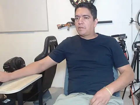 Snapshot of yayo_33 chatting on November 2025 01:53:01 AM yayo 33 online show from November 2025 01:53:01 AM