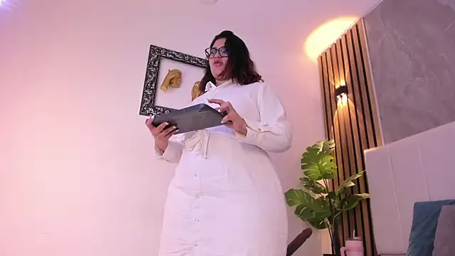 Snapshot of Carlotta_de_velour chatting on June 2026 03:12:02 AM Carlotta de velour online show from June 2026 03:12:02 AM