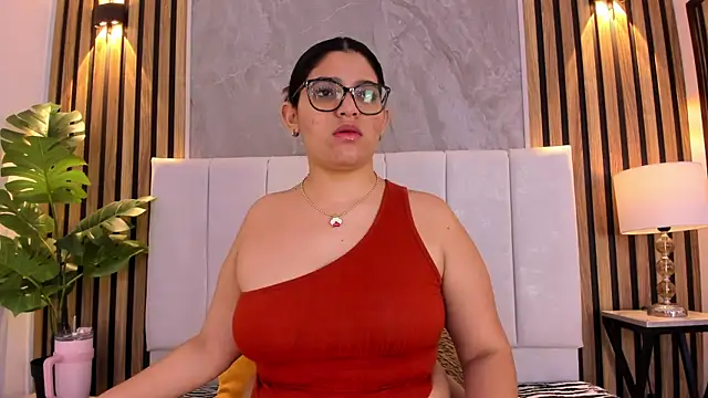 Snapshot of Carlotta_de_velour chatting on May 2026 01:33:02 AM Carlotta de velour online show from May 2026 01:33:02 AM