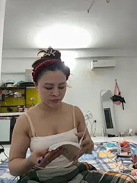 hellela-a online show from November 2025 06:56:02 PM