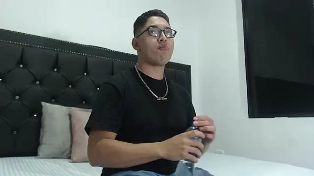 Snapshot of DanteVoss chatting on November 2025 03:33:02 AM DanteVoss online show from November 2025 03:33:02 AM