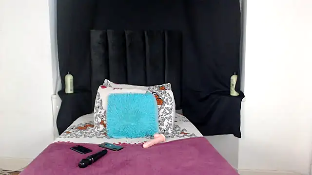 Miss-Berries online show from December 2025 04:43:02 PM