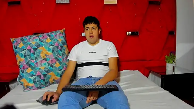 Snapshot of Emmaanddarling chatting on December 2025 02:10:02 PM Emmaanddarling online show from December 2025 02:10:02 PM