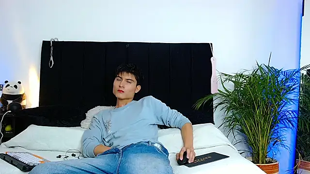 thomasbennett  online show from November 2025 11:09:02 PM