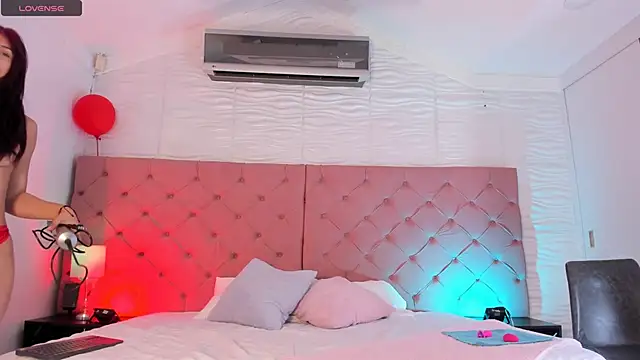 Snapshot of jov_and_thomas chatting on November 2025 02:31:02 PM jov and thomas online show from November 2025 02:31:02 PM