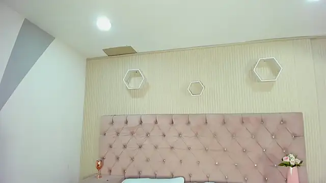 ZarinaWynne online show from May 2026 02:22:01 PM