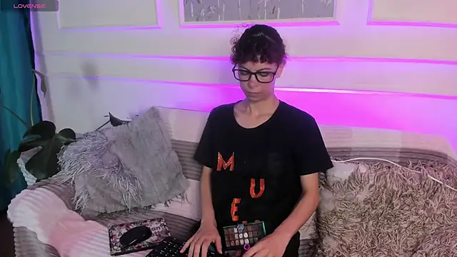 AliceMadnes online show from February 2026 01:32:01 PM