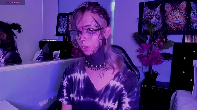 luxiel  online show from November 2025 09:18:01 PM