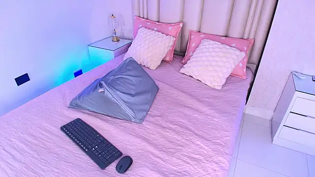 alanarose18 online show from February 2026 07:27:01 PM