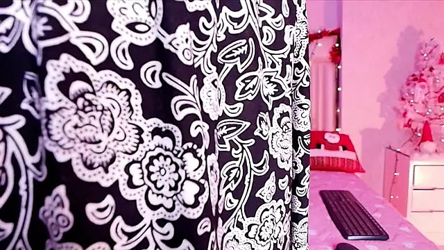 alanarose18 online show from November 2025 07:14:02 PM