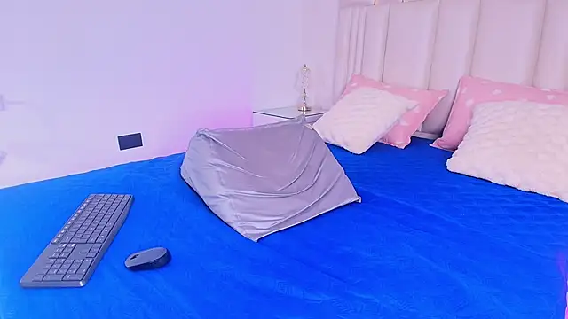 alanarose18 online show from April 2026 07:18:01 PM