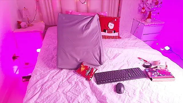 alanarose18 online show from December 2025 07:34:02 PM