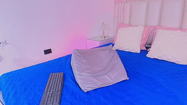 alanarose18 online show from April 2026 07:17:01 PM