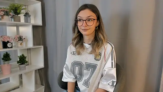 Snapshot of EvitaChant chatting on November 2025 08:18:01 AM EvitaChant online show from November 2025 08:18:01 AM