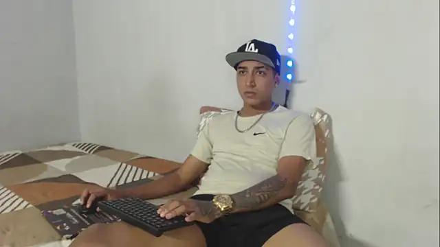 scotthott online show from November 2025 08:25:01 PM