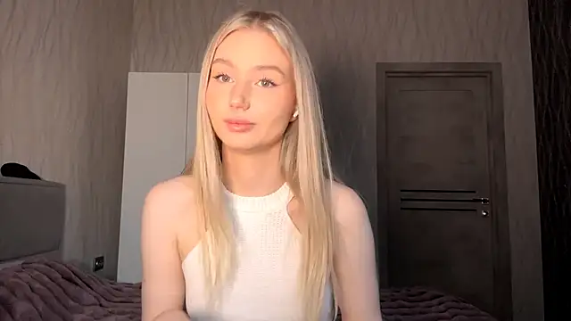 MoonlitCrystalia online show from November 2025 12:10:01 PM