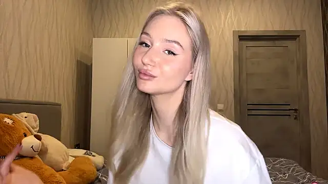 MoonlitCrystalia online show from November 2025 04:43:02 PM