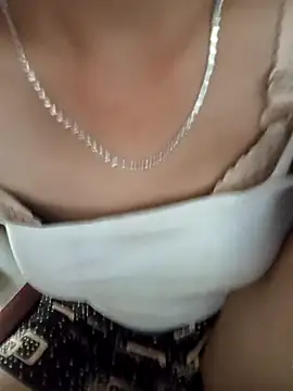 Snapshot of Lynn-122 chatting on April 2026 05:30:01 AM Lynn-122 online show from April 2026 05:30:01 AM