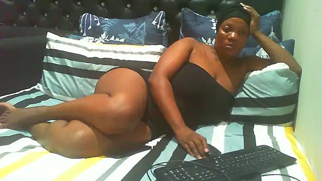 Snapshot of DustyLucy02 chatting on February 2026 11:17:01 AM DustyLucy02 online show from February 2026 11:17:01 AM