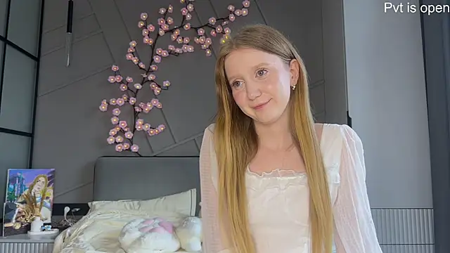 MiraJuicyJune online show from May 2026 04:29:01 AM