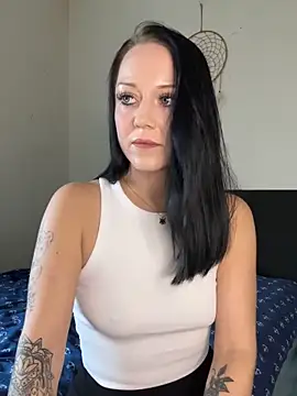 Snapshot of TattooLaraa chatting on November 2025 01:03:02 PM TattooLaraa online show from November 2025 01:03:02 PM