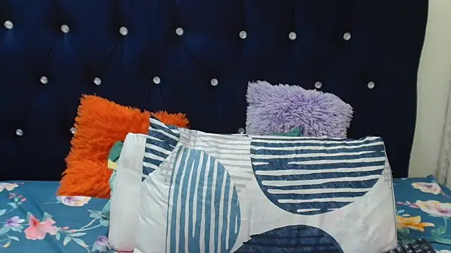 JuiceLips88 online show from December 2025 04:52:02 PM