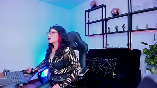 Halley Ravenn online show from July 2026 08:41:01 PM