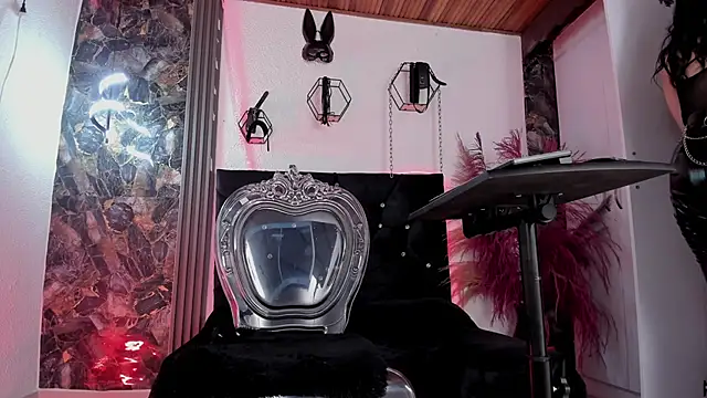 Halley Ravenn online show from December 2025 01:46:01 PM