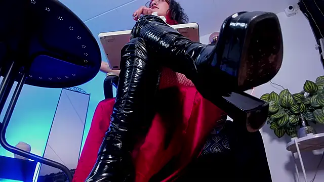 Halley Ravenn online show from June 2026 02:24:02 AM