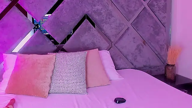 luciagray1 online show from February 2026 10:32:01 PM