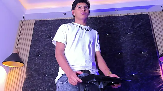 Snapshot of Tommy_bigcock19 chatting on November 2025 09:30:02 PM Tommy bigcock19 online show from November 2025 09:30:02 PM