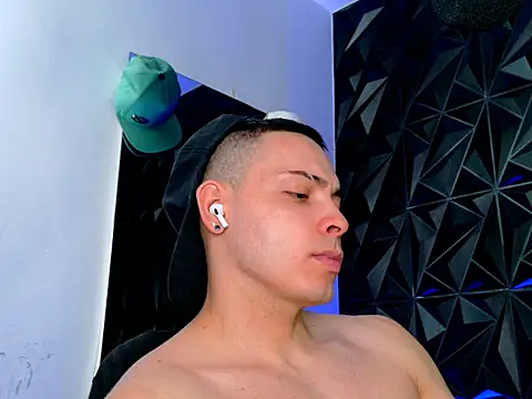 Maxwell Dupont online show from November 2025 07:57:01 PM