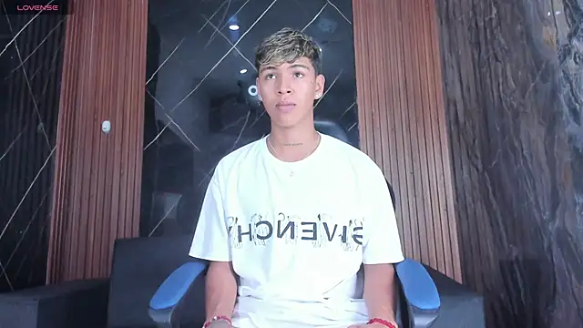 Timmy Kiing  online show from November 2025 08:42:01 PM