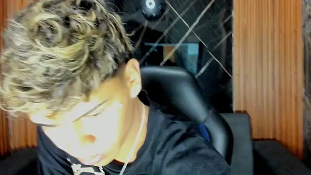Timmy Kiing  online show from December 2025 09:06:02 PM