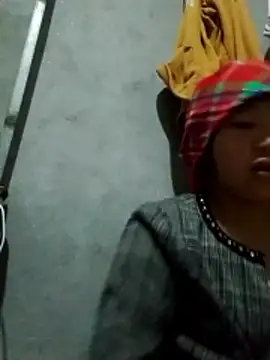 Yumiik2kk online show from November 2025 05:02:01 PM