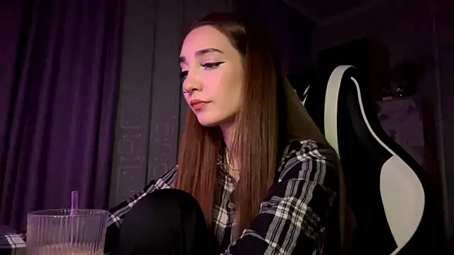 HollyPaw online show from November 2025 05:13:01 PM