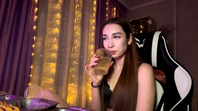 HollyPaw online show from January 2026 08:15:01 PM