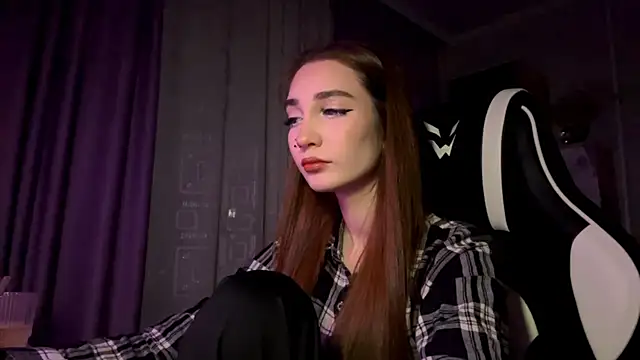 HollyPaw online show from November 2025 06:52:02 PM