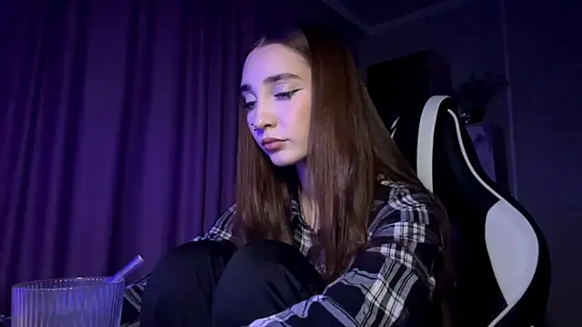 HollyPaw online show from November 2025 07:35:01 PM