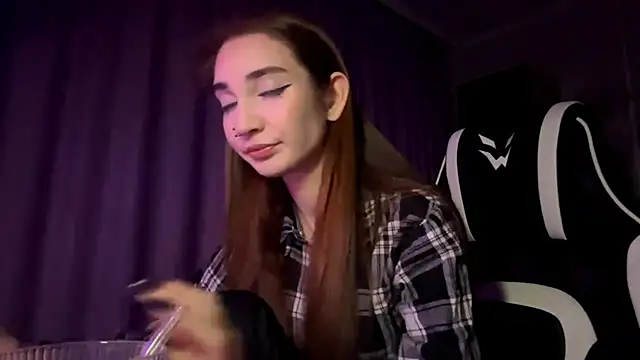 HollyPaw online show from November 2025 07:14:02 PM