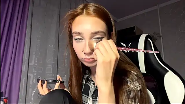 HollyPaw online show from November 2025 06:56:01 PM