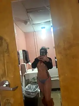 Snapshot of ValayaNoire chatting on November 2025 09:35:02 AM ValayaNoire online show from November 2025 09:35:02 AM