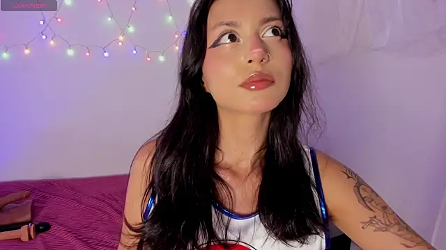 Tamara Aluna  online show from November 2025 10:43:02 PM