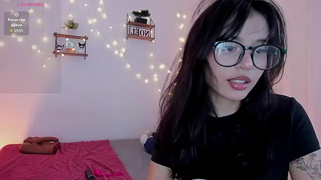 Tamara Aluna  online show from December 2025 04:33:02 PM