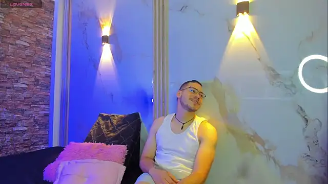 Aron and molly online show from November 2025 12:32:02 PM