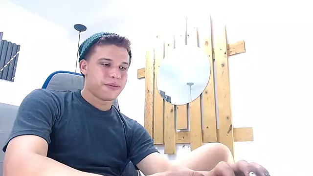 Liam York  online show from January 2026 04:30:01 AM