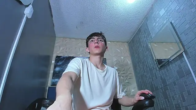ElanGiraldo online show from April 2026 11:20:02 PM