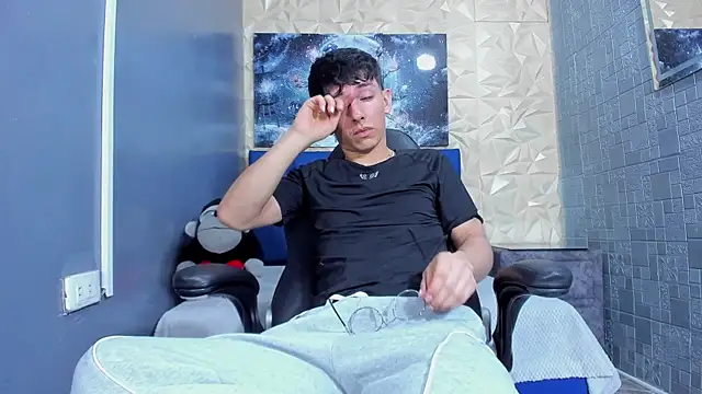 ElanGiraldo online show from May 2026 10:51:01 PM